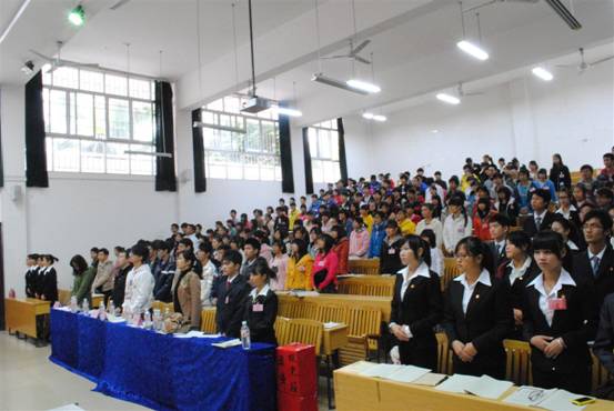 全体起来，奏唱国歌