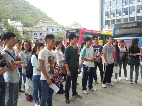 出发前集合学生再次强调安全、纪律