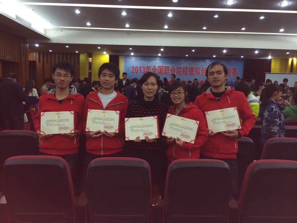 颁奖典礼上，参赛选手与教师合影