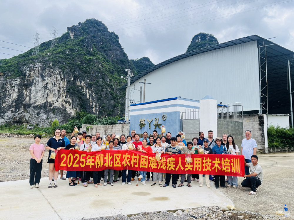 学员在酸笋加工基地开展酸笋加工技术实践