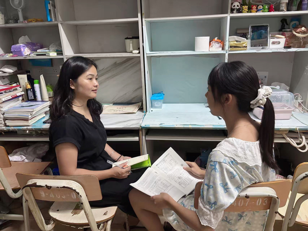 辅导员走访宿舍