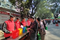 环境与食品工程学院到龙擎苑社区开展环保宣传志愿服务活动