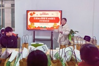 环境与食品工程学院开展“花悦期末迎新年”创意插花活动