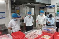 校长甘金明率队开展食品安全检查工作