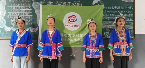 侗族姑娘演唱《侗族姑娘爱唱歌》双语版