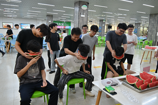 蒙眼吃西瓜大赛