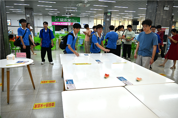 “瓜皮滑行挑战赛”