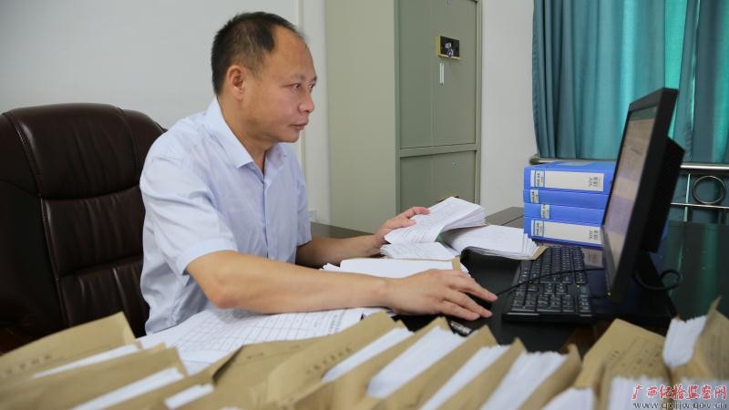 初心不改　本色不褪——记广西勤廉榜样、河池市纪委副书记、监委副主任黄振林