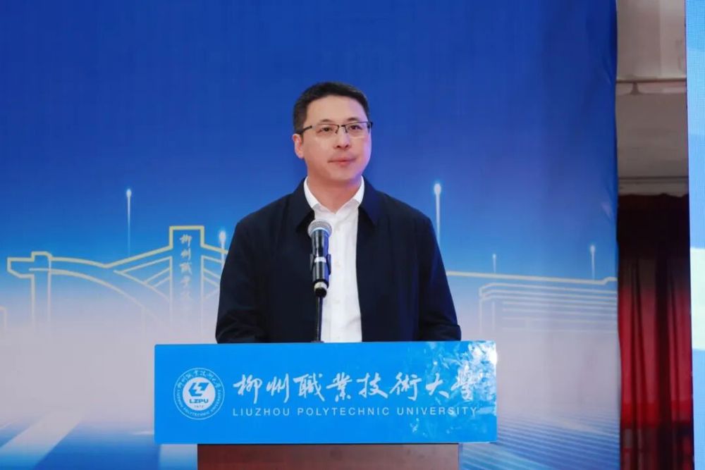 校党委常委、副校长陈正振主持大会