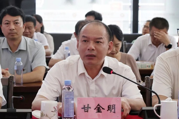 我校党委副书记、校长甘金明介绍学校战略发展规划