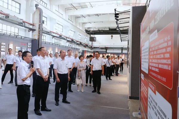 柳职大优秀校友、广汽集团首席技能专家、全国五一劳动奖章获得者、全国技术能手丘柳滨（左一）介绍劳模精神、劳动精神、工匠精神