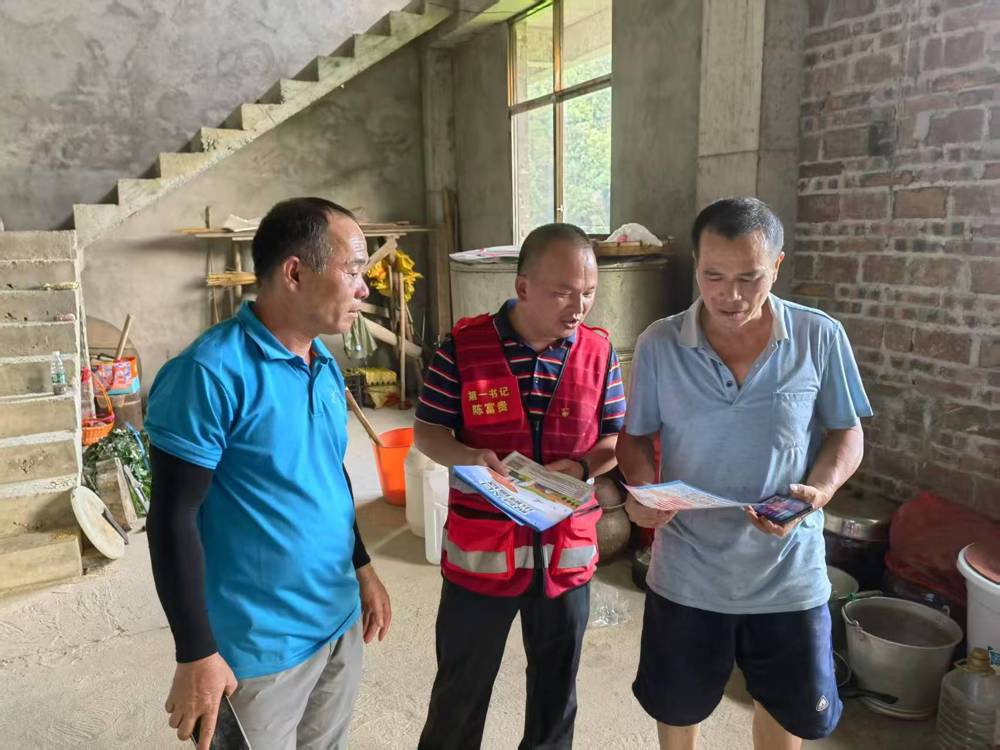 驻村第一书记陈富贵入户宣传小额贴息贷款政策
