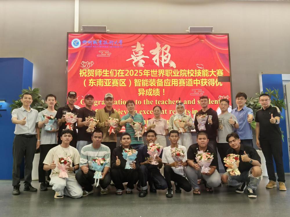 School of Mechanical and Electrical Engineering leaders and instructor teachers welcome the participating teams back to school