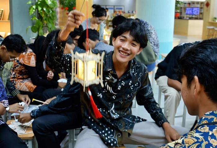 我校举办“月满中秋·喜乐团圆”中外学生共庆中秋活动