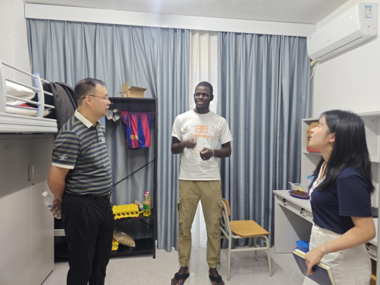 Qiu Fuming having a friendly conversation with international students