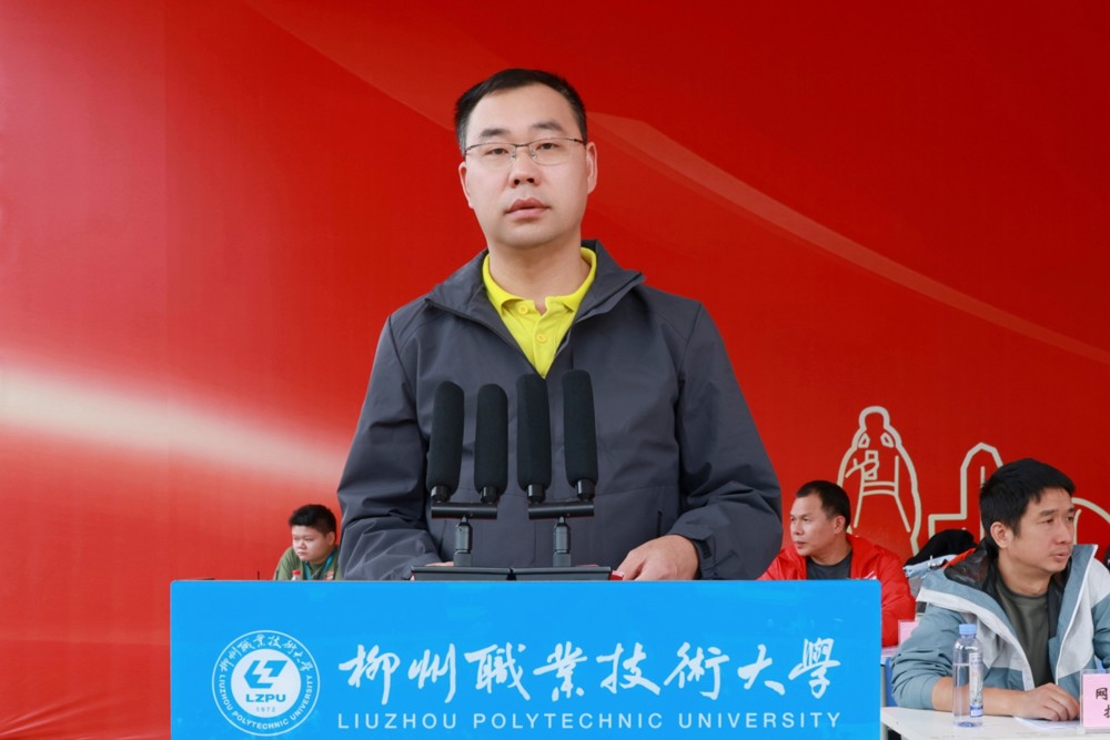 党委常委、副校长邱福明主持开幕式