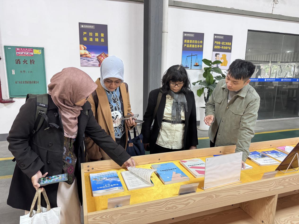 The delegation visits the training base of the School of Mechanical and Electrical Engineering