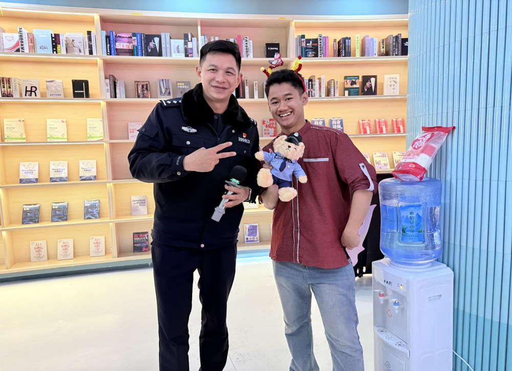 Deputy Director Qin Yun of Guantang Police Station delivered holiday safety publicity and presented gifts