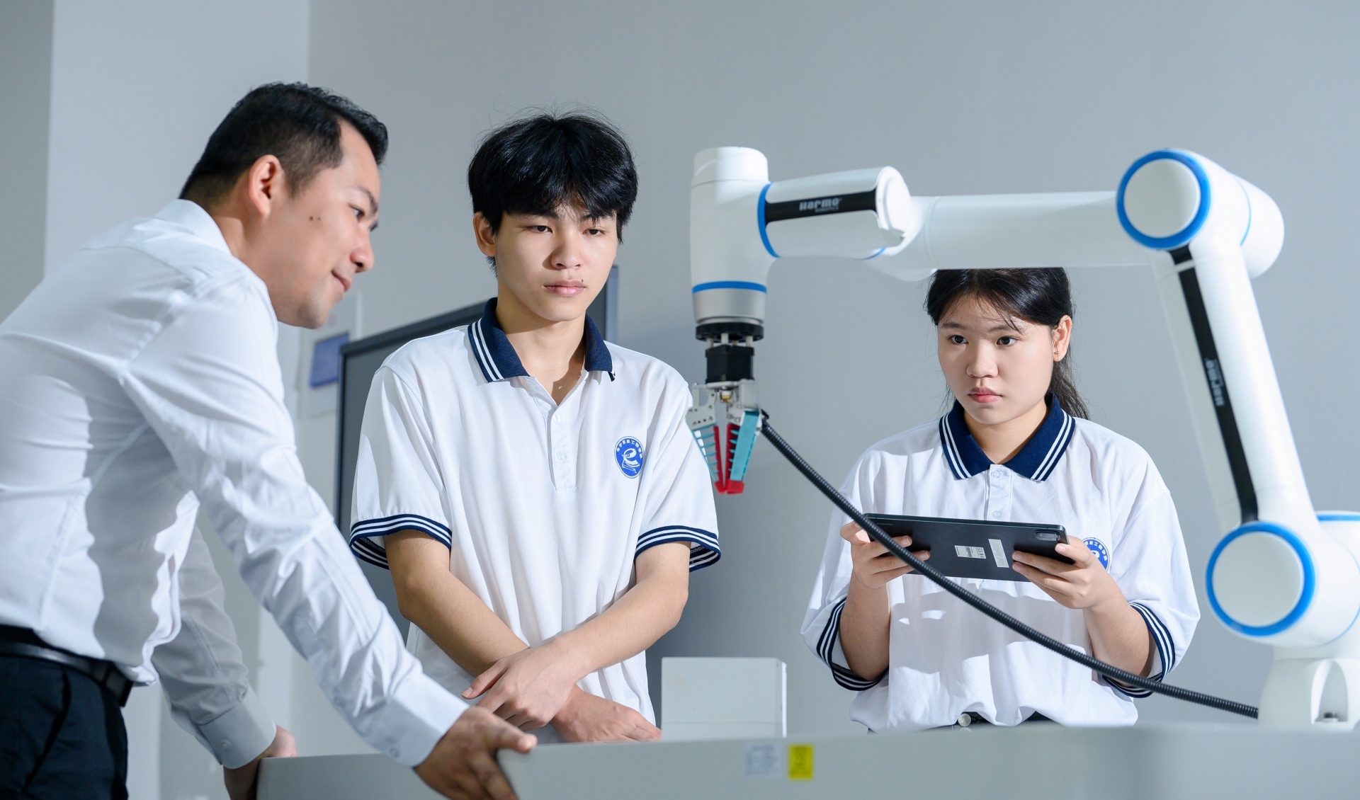 操控机器人的学生