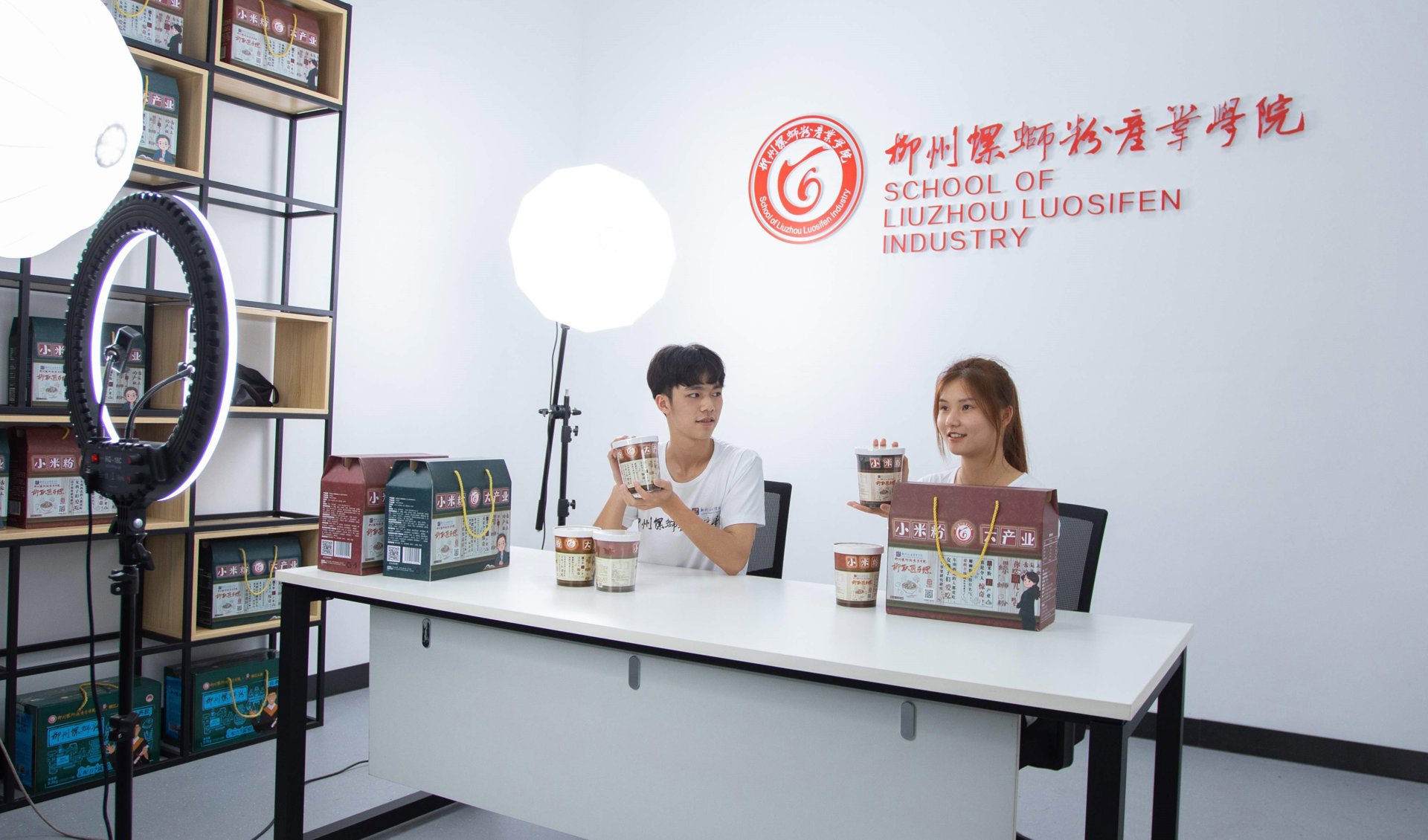 检修汽车的学生