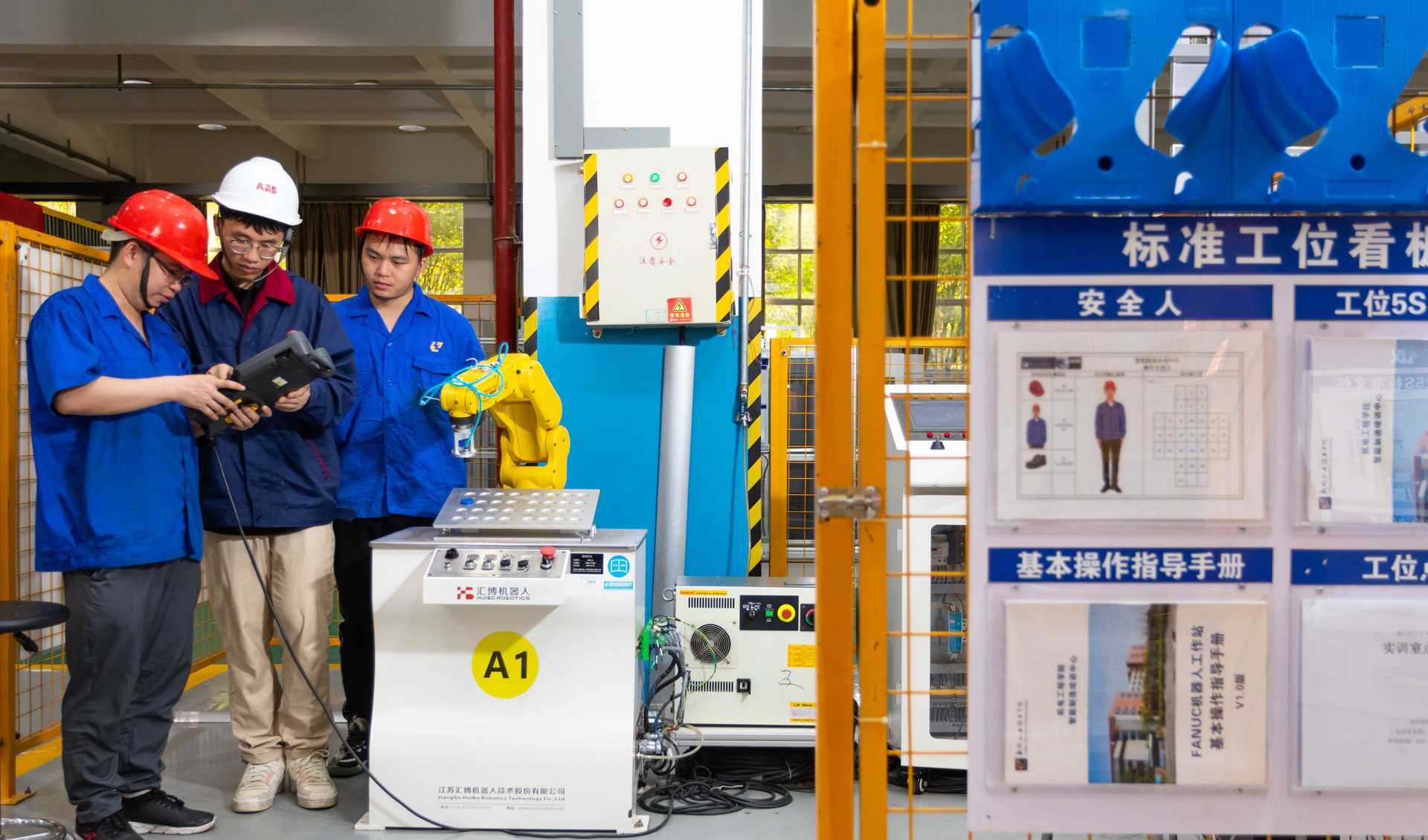 进行工业机器人实训的学生