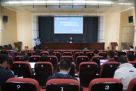 校长甘金明为新教师作专题讲座