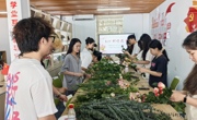 贸易与旅游管理学院开展母亲节花束DIY活动
