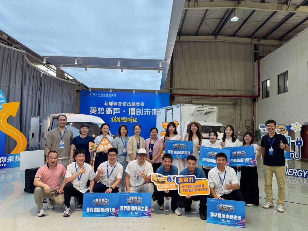 人们在看台上的人群AI 生成的内容可能不正确。