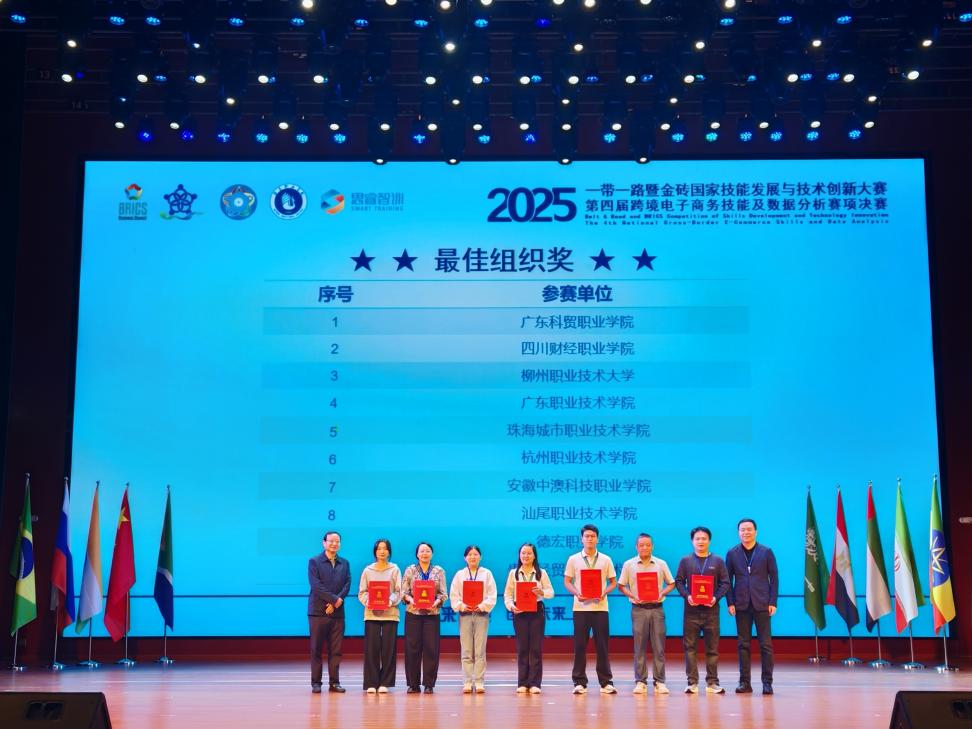 颁奖现?。何倚；竦谩白罴炎橹薄比儆坪? width=