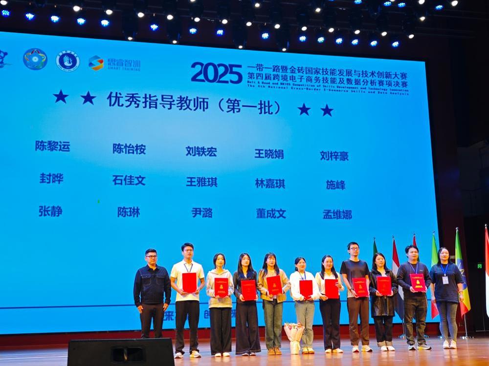 颁奖现?。何倚Ｗ芫鋈傅冀淌ν跸?、刘轶宏获得“优秀指导教师”荣誉称号