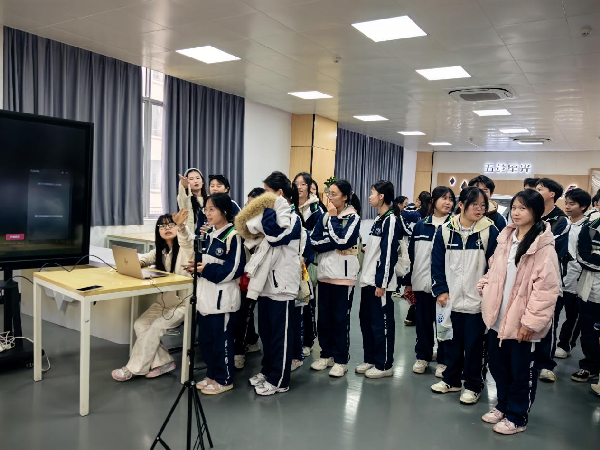 研学学生踊跃体验直播