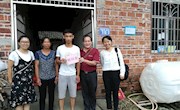 贸易与旅游管理学院领导及老师一行走访慰问家庭经济困难学生