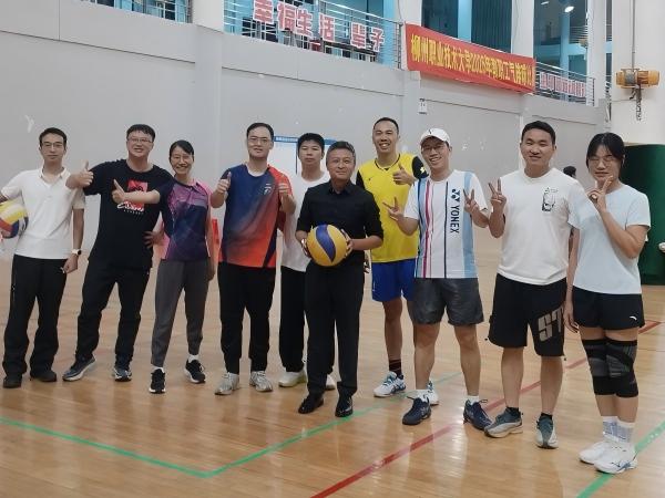 图1 汽车工程学院党委书记姚鲲鹏与参赛教师队员合影