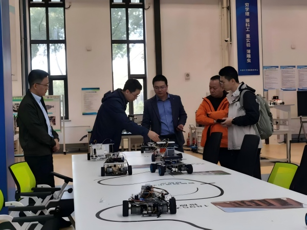 图3 林圣存副院长带队在天津大学重点实验室参观学习现场