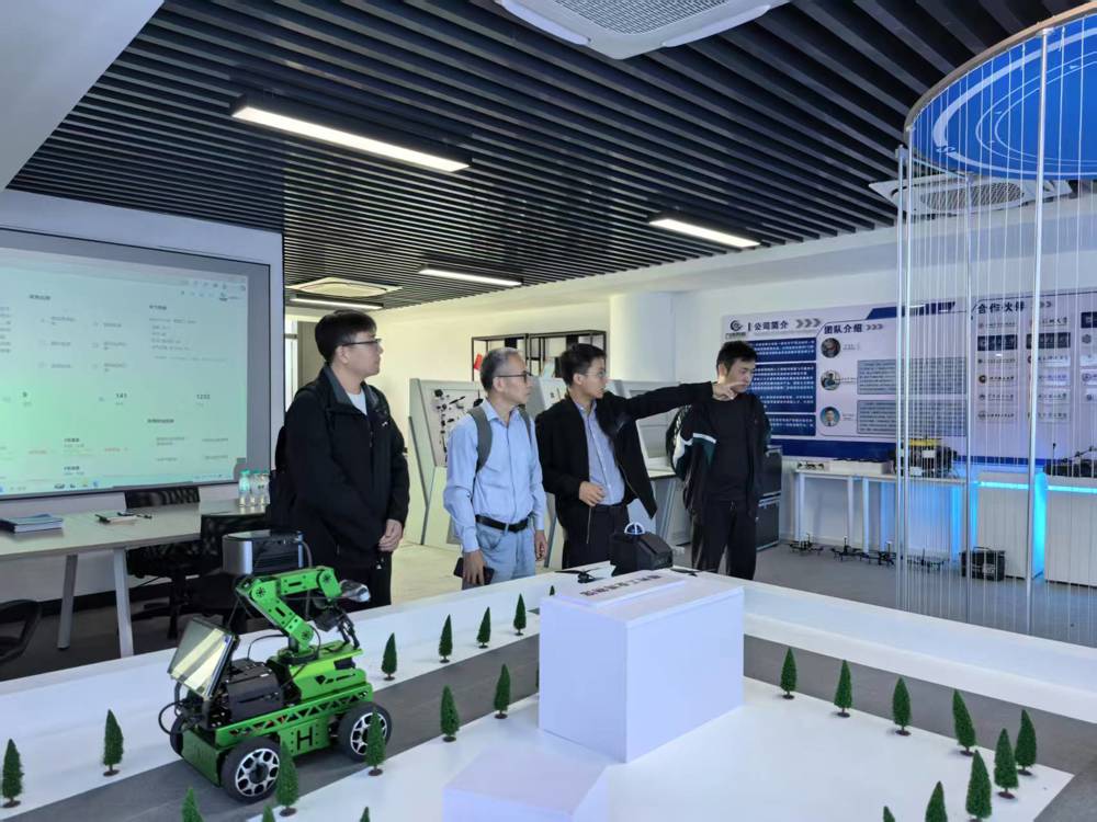 图2 调研团队听取九创智航产品及项目介绍