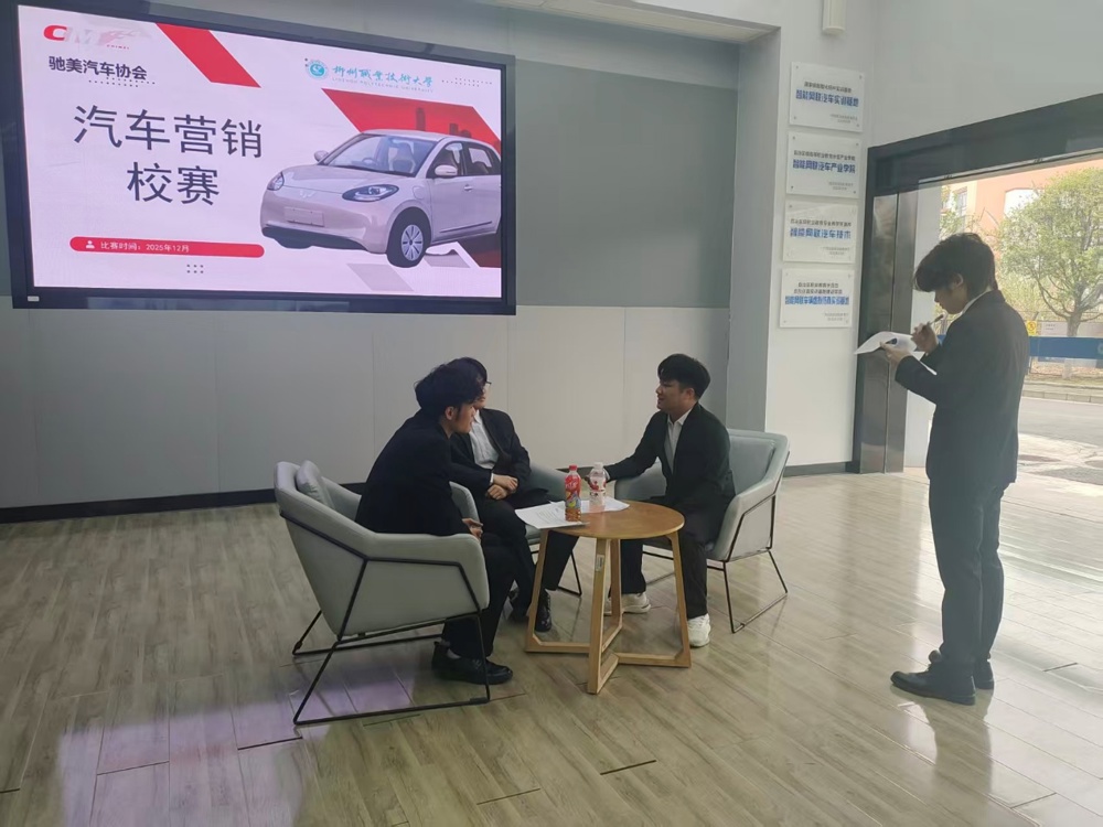 人们在房间里玩体感游戏

AI 生成的内容可能不正确。