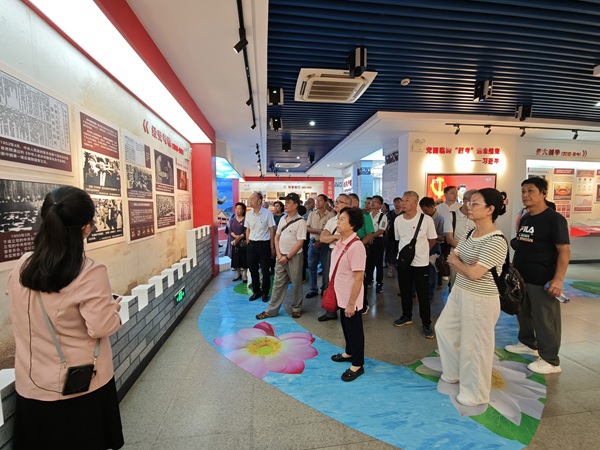 离退休党员认真听取讲解