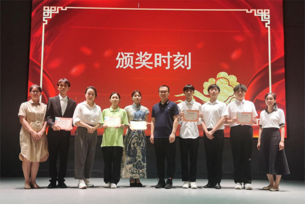 我校第一届礼仪情景剧大赛社湾校区颁奖现场