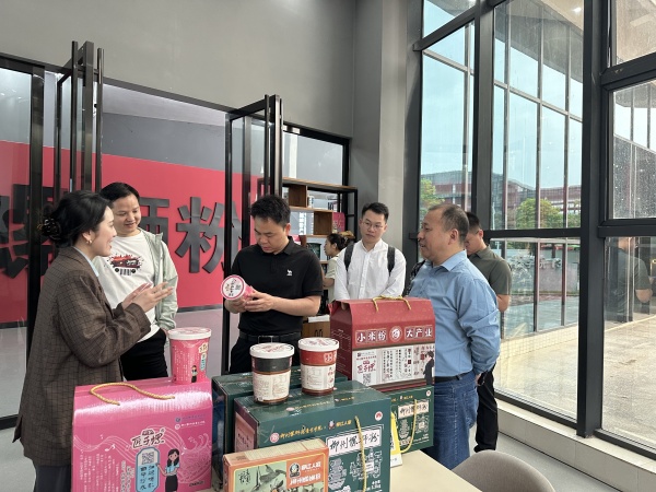 参观螺蛳粉产业学院2_副本