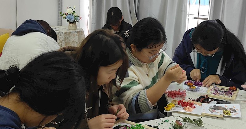 我校心理中心举办“内在探索，让心自由”主题拼贴画心理健康教育活动