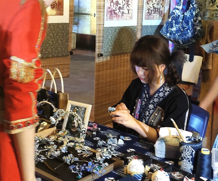 现场展示文创品的制作