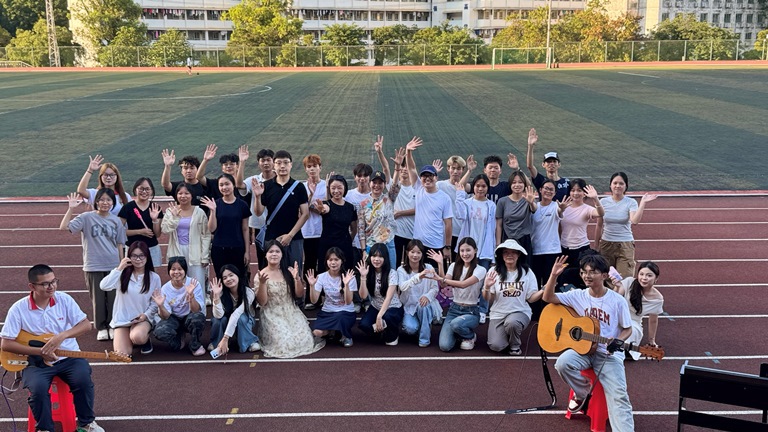 参与音乐会师生合影