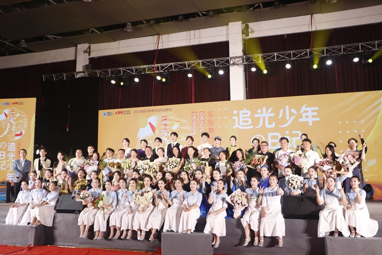 观演领导、嘉宾与全体演员合影