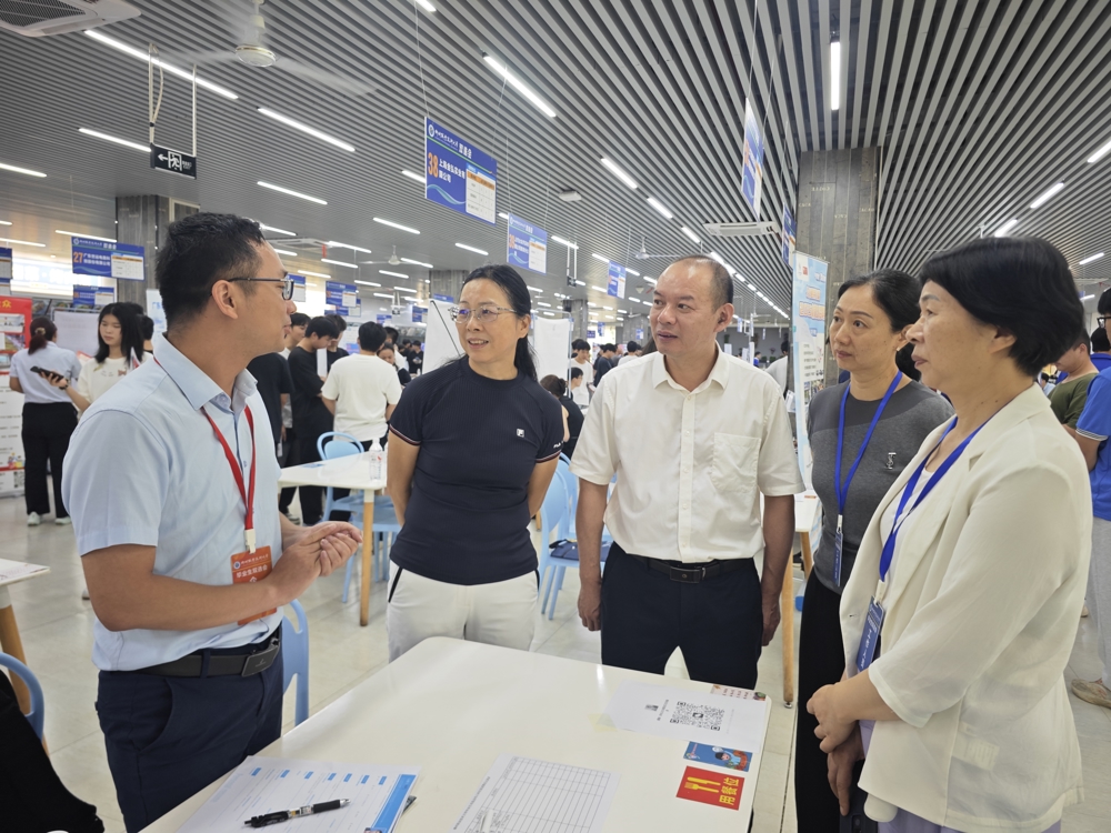 甘金明（左三）、鞠红霞（左二）与用人单位深入交流