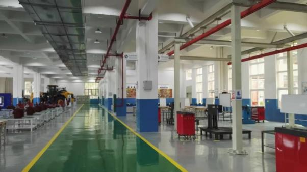 该体验中心是我校与柳工共建，2019年被教育部认定为国家级生产性实训基地