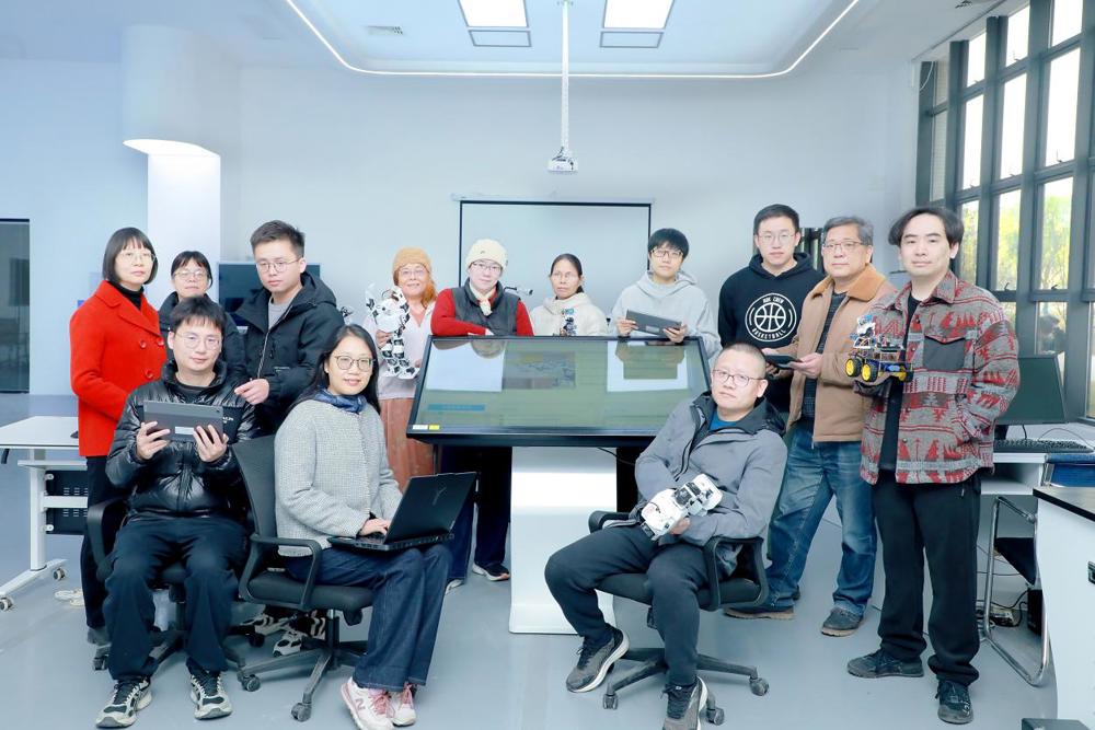 专业教师在云物大智综合实训室